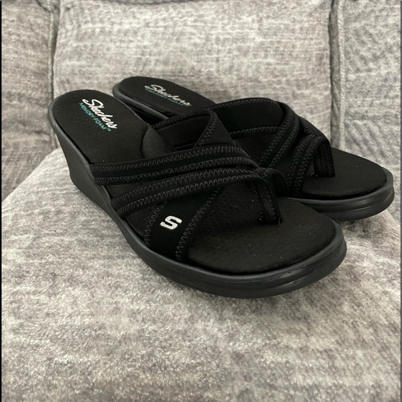 SKECHERS SANDALS FOR WOMEN, SIZE 10.